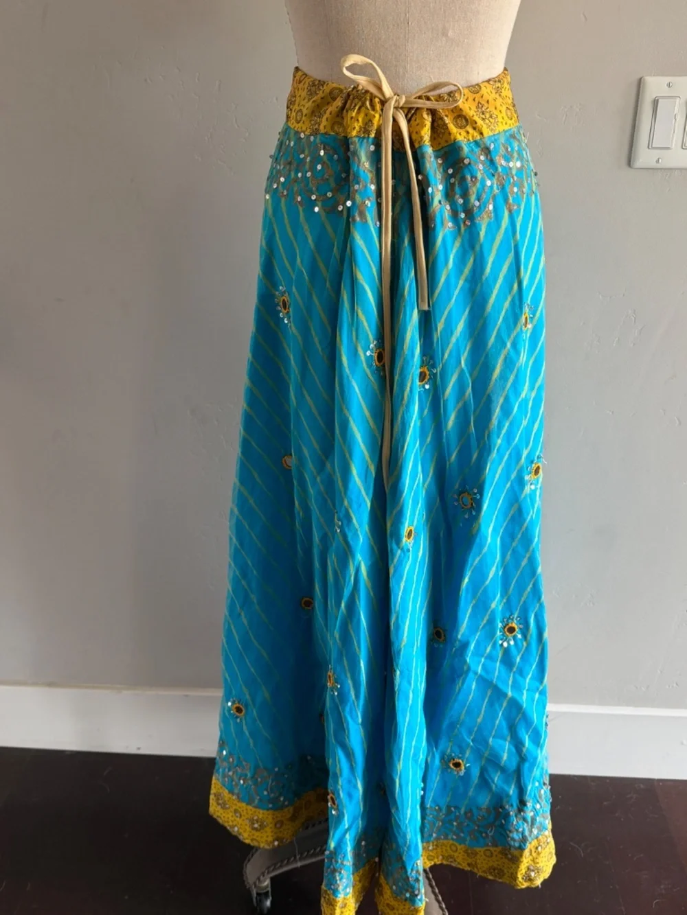 Handmade Traditional Gujarati Chania Choli Skirt - Picture 2 of 8